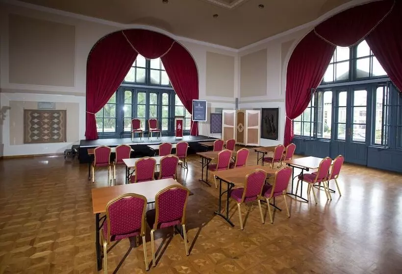 בית מלון כפרי Queen Elizabeth Superior