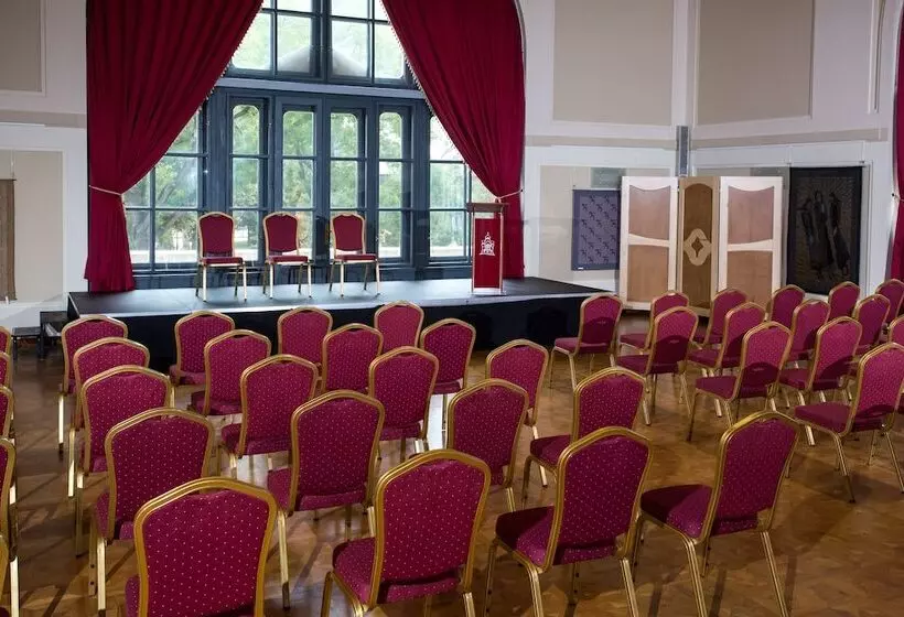 בית מלון כפרי Queen Elizabeth Superior