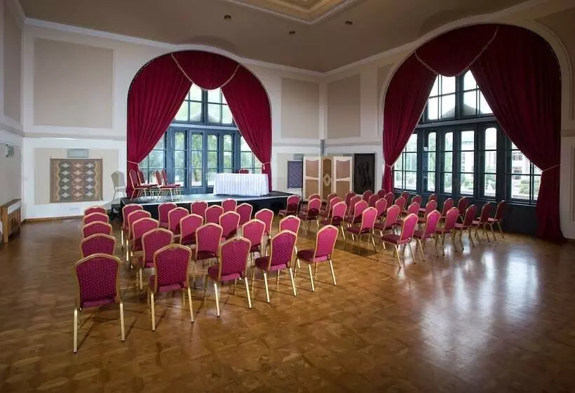 בית מלון כפרי Queen Elizabeth Superior