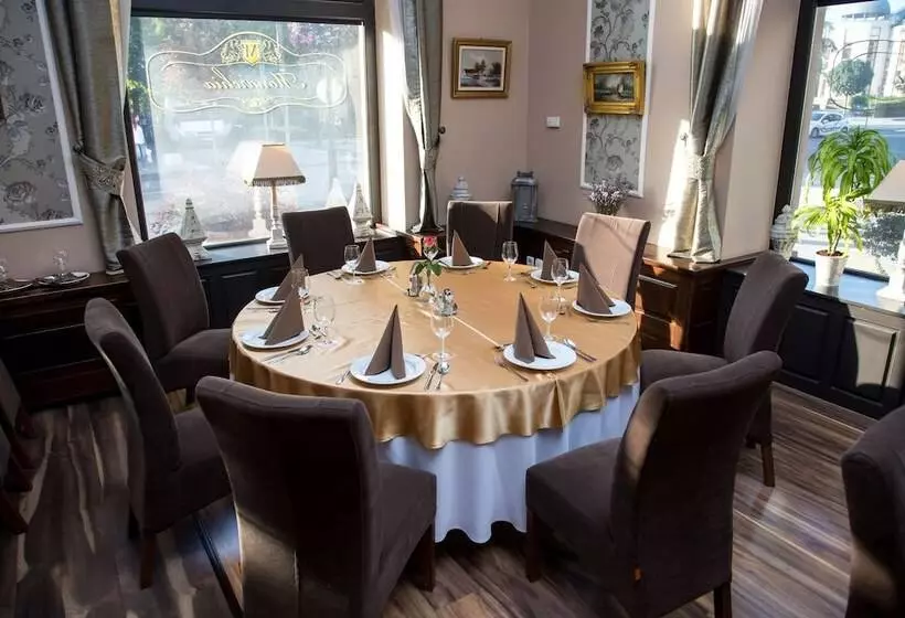 בית מלון כפרי Queen Elizabeth Superior