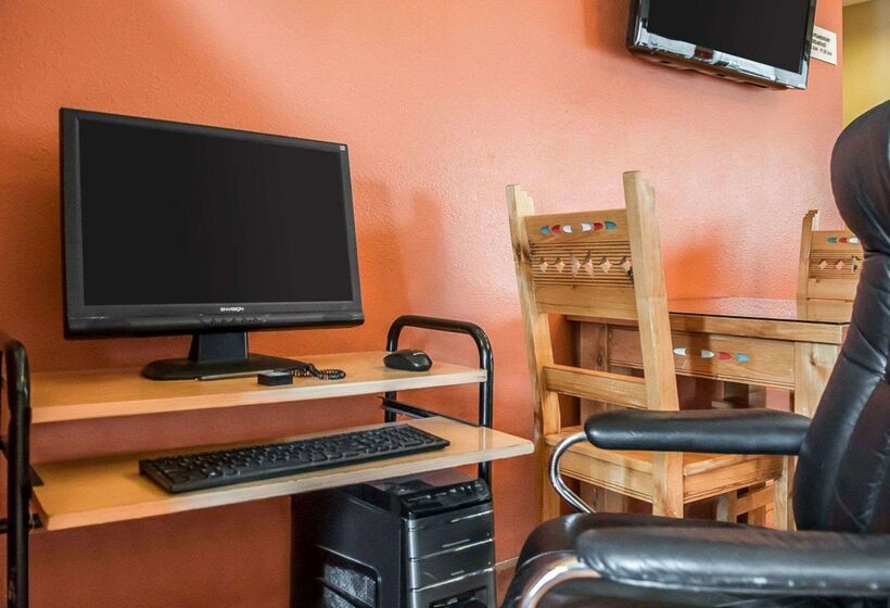 فندق Econo Lodge Inn & Suites