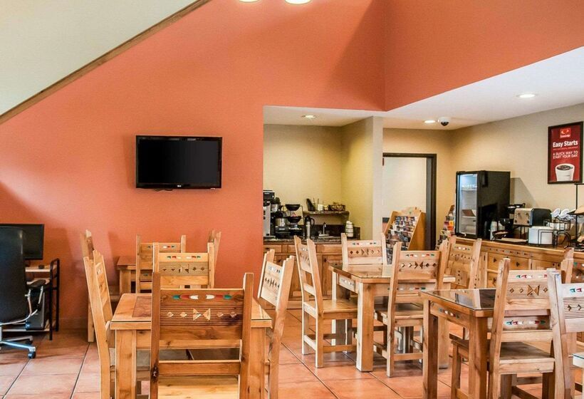 فندق Econo Lodge Inn & Suites