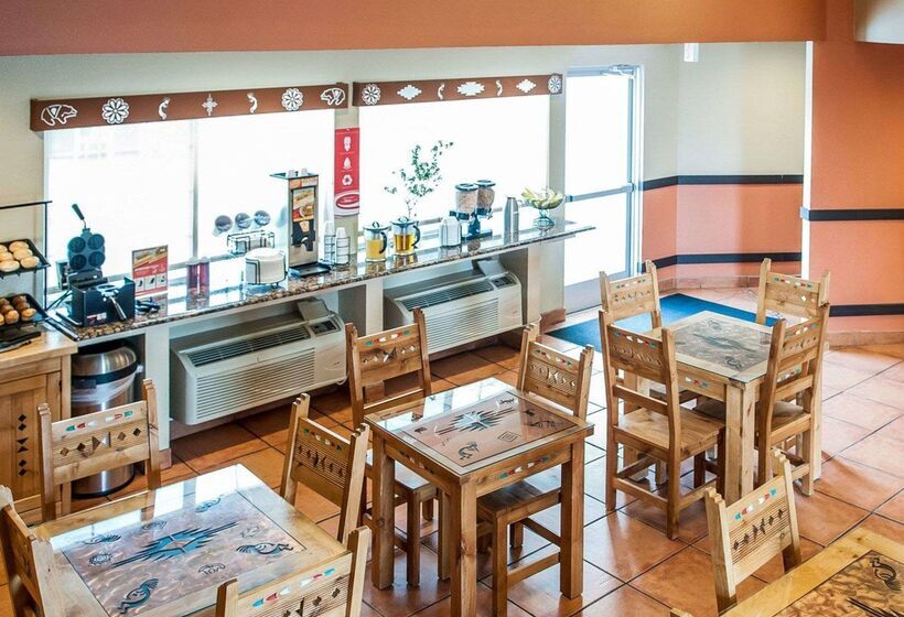 فندق Econo Lodge Inn & Suites