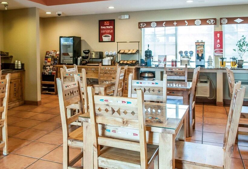 فندق Econo Lodge Inn & Suites