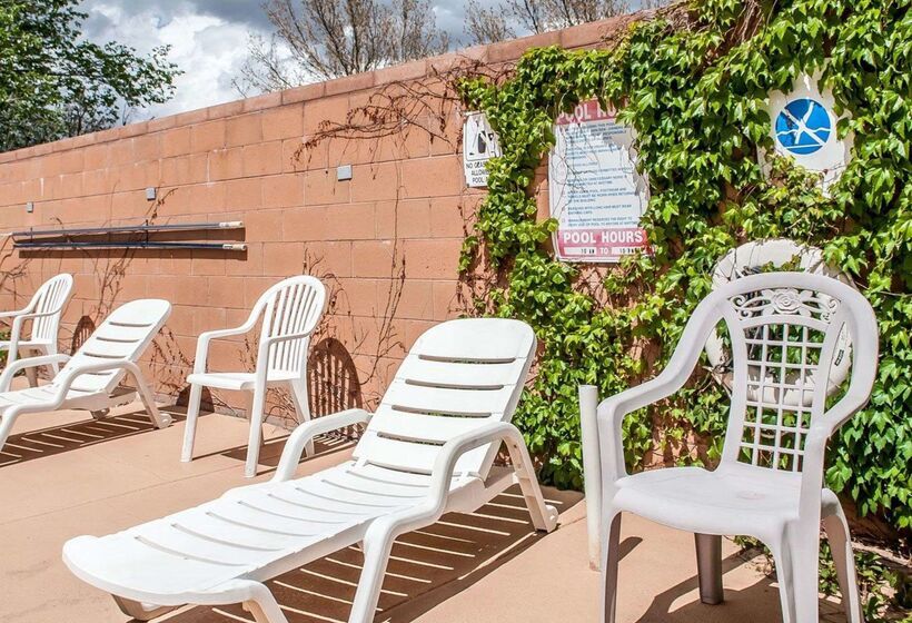 فندق Econo Lodge Inn & Suites