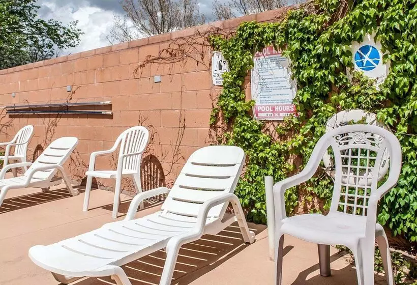 Otel Econo Lodge Inn & Suites