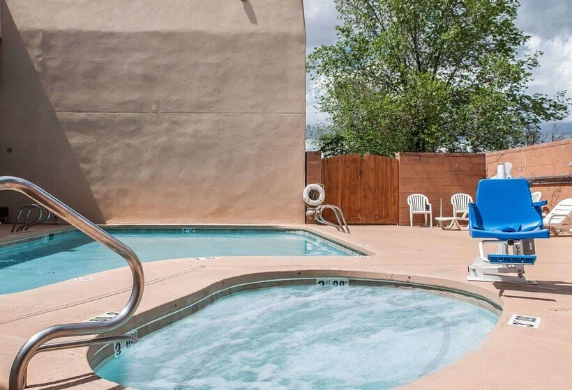 فندق Econo Lodge Inn & Suites