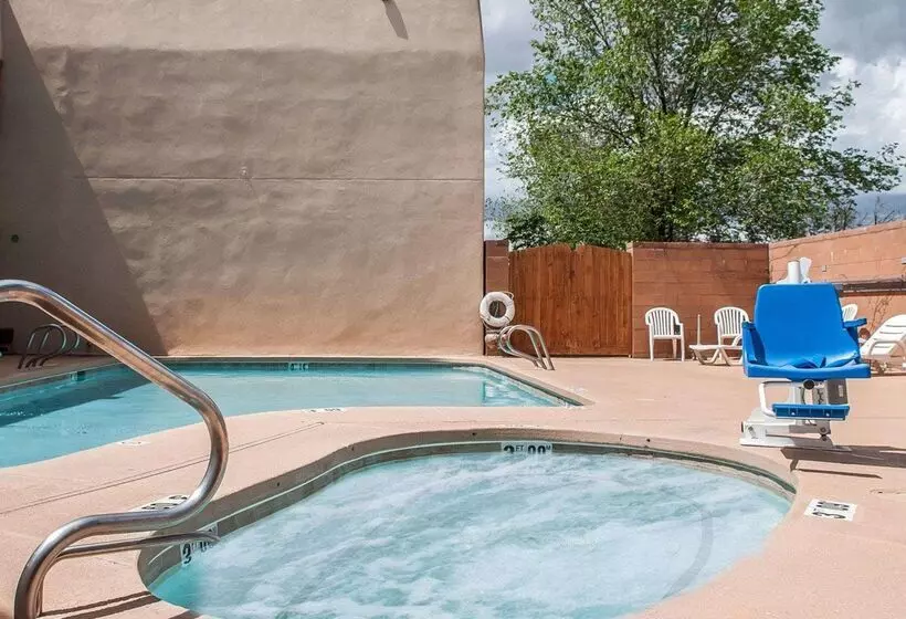 Otel Econo Lodge Inn & Suites