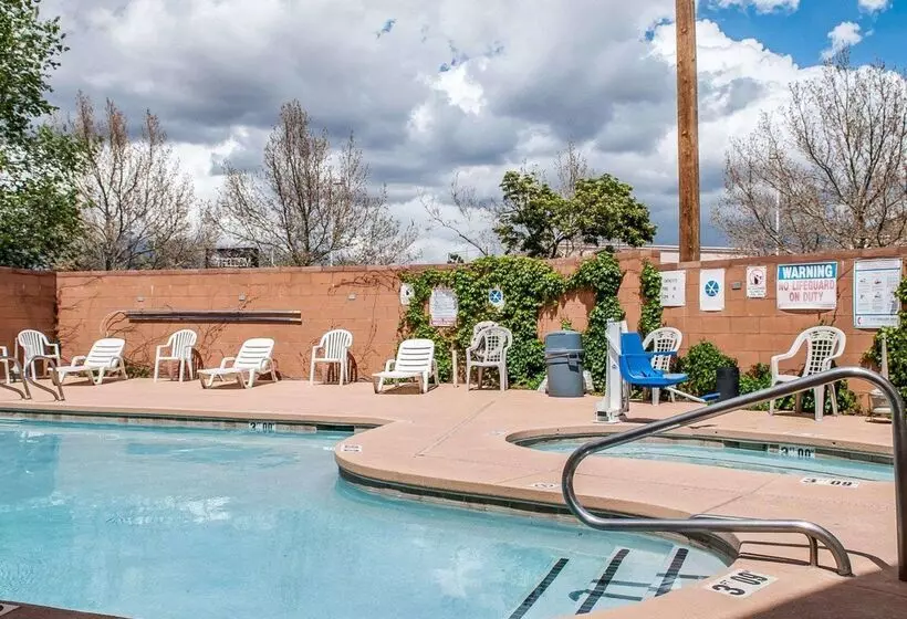 Otel Econo Lodge Inn & Suites