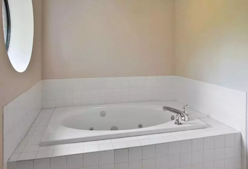 Holiday Inn Express Hotel & Suites Cincinnati Northeast Milford, An Ihg