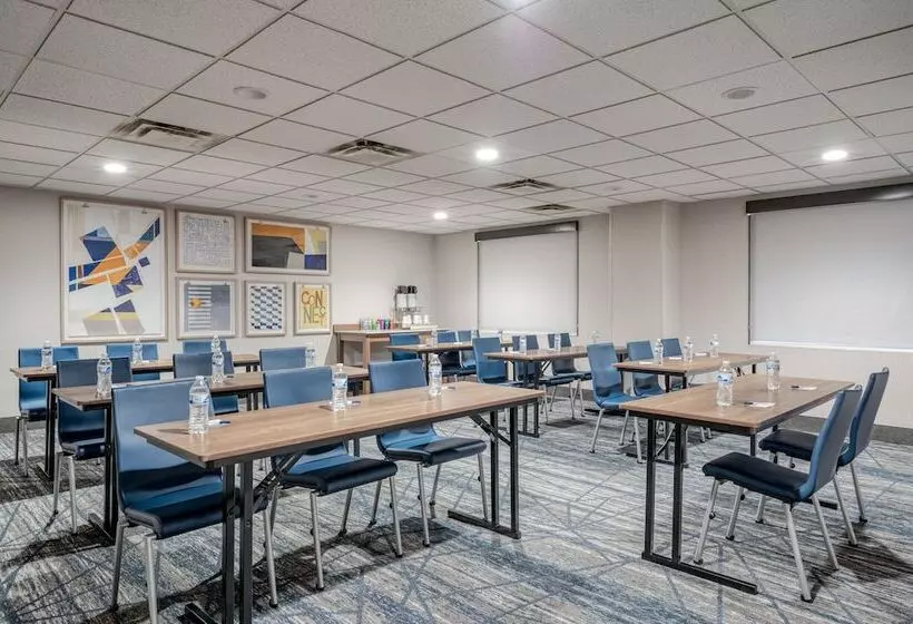 Holiday Inn Express Hotel & Suites Columbus Airport, An Ihg