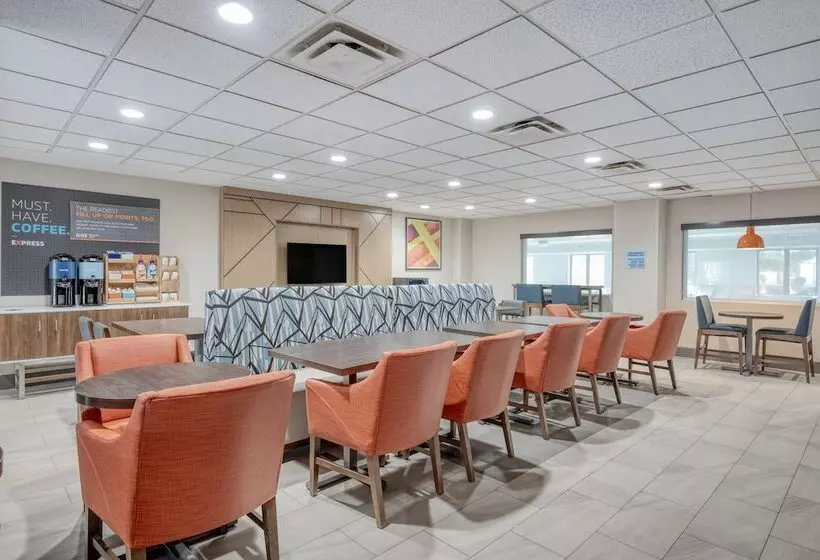 Holiday Inn Express Hotel & Suites Columbus Airport, An Ihg
