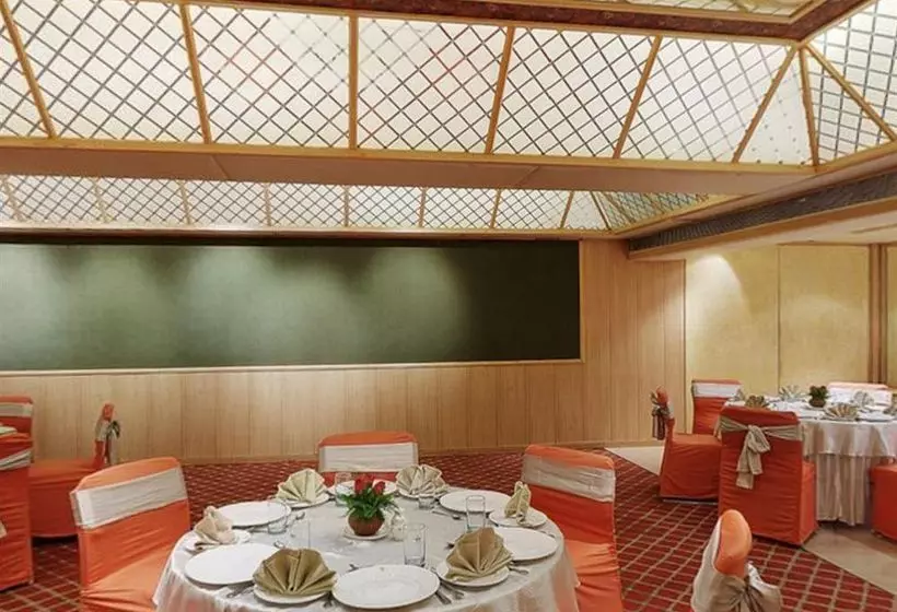 Отель Maharani Palace