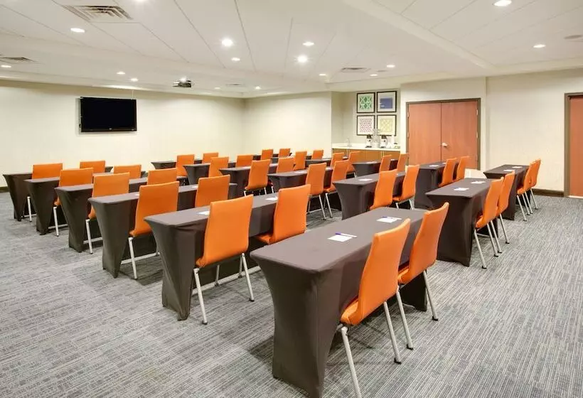 Отель Holiday Inn Express & Suites   Denton North, An Ihg