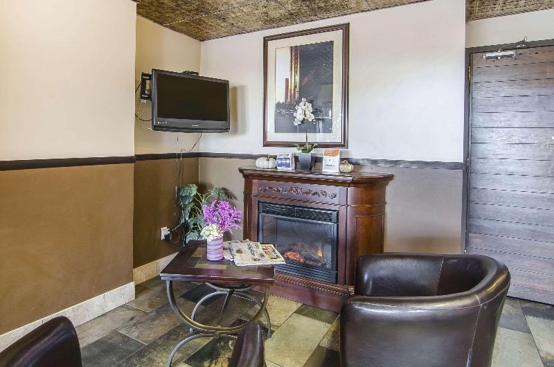 هتل Econo Lodge Lloydminster