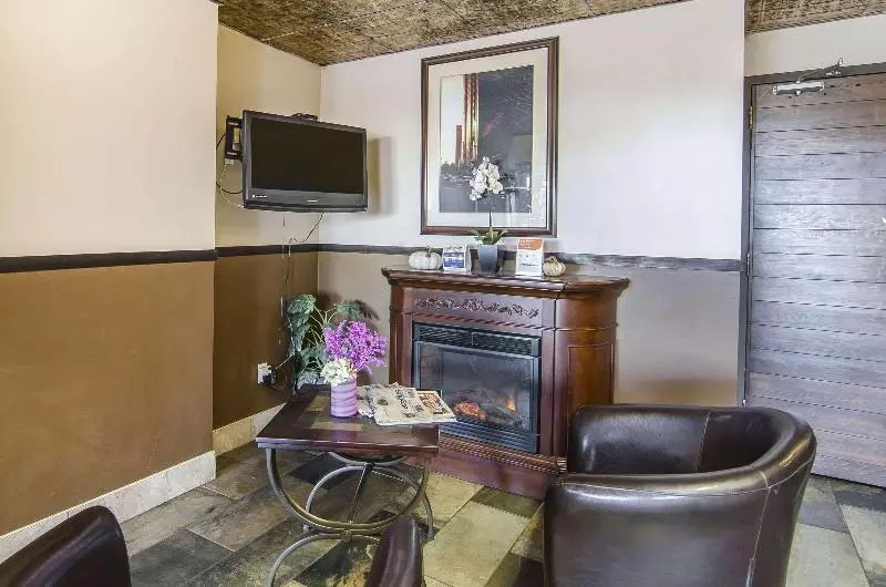 Отель Econo Lodge  Lloydminster