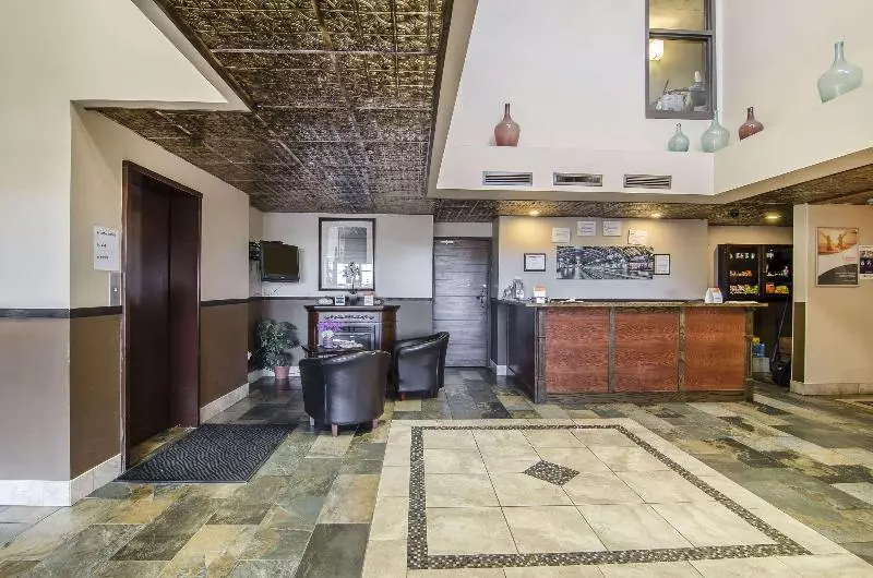 Отель Econo Lodge  Lloydminster