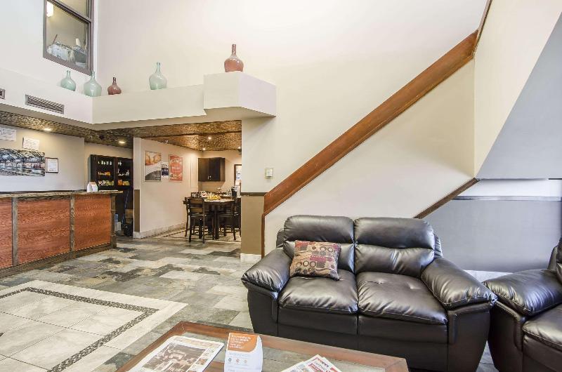 هتل Econo Lodge Lloydminster