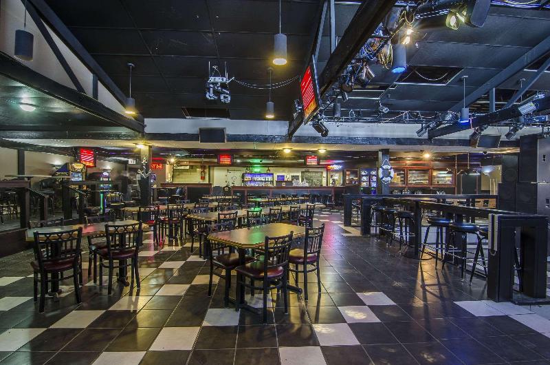 هتل Econo Lodge Lloydminster