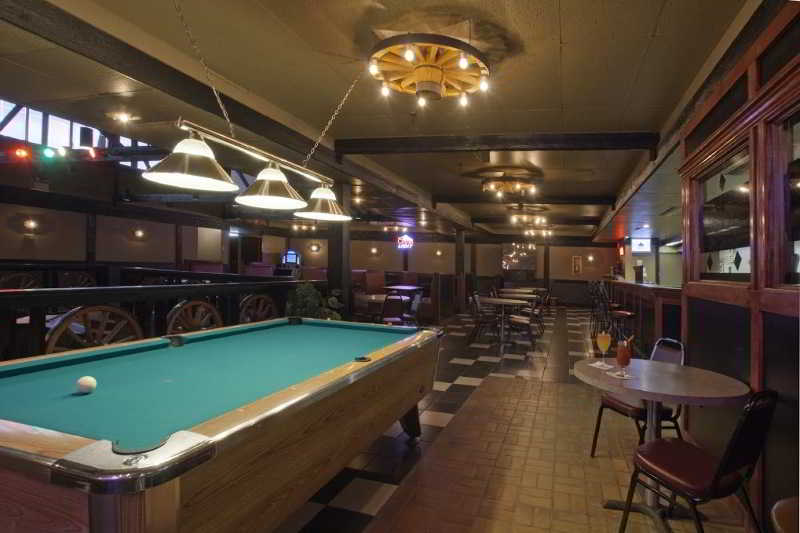 هتل Econo Lodge Lloydminster