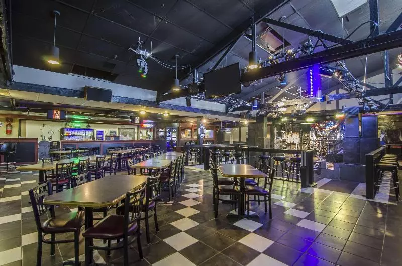 Отель Econo Lodge  Lloydminster