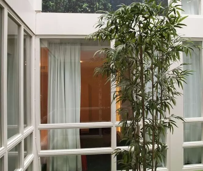 Отель Iron Horse Amsterdam