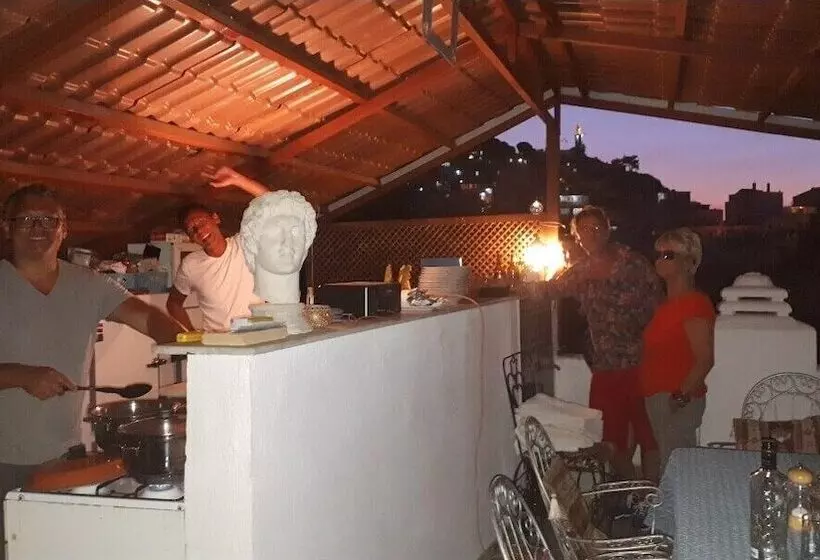 بنسيون Anzac Golden Bed