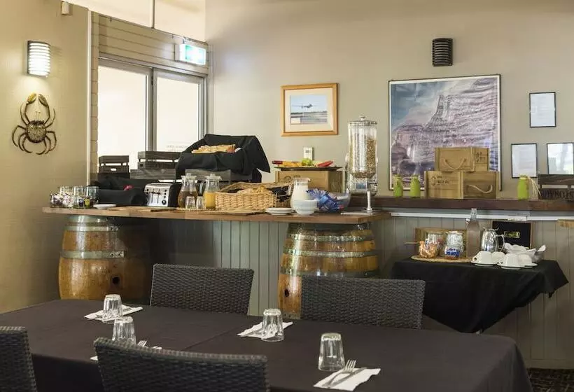 בית מלון כפרי Albatross Bay Resort