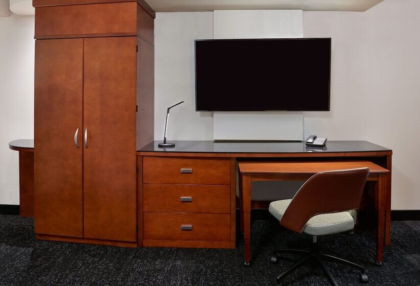 فندق Courtyard By Marriott Calgary Airport