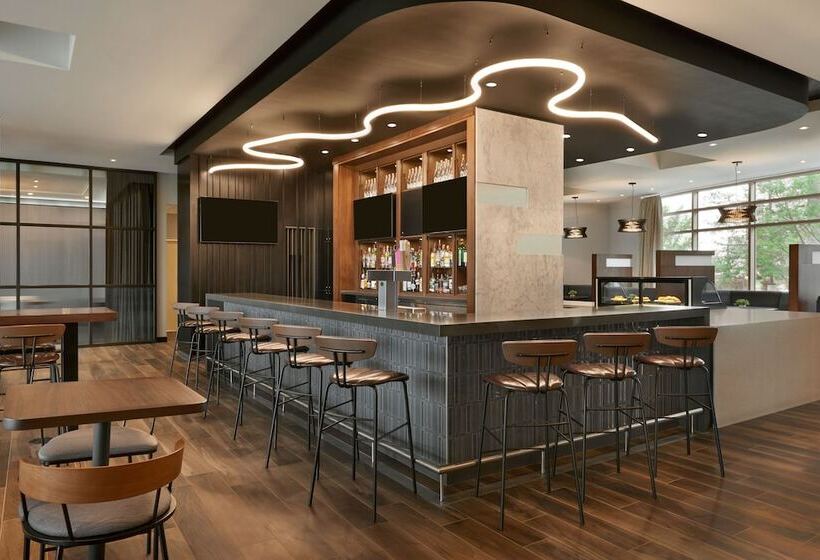 فندق Courtyard By Marriott Calgary Airport