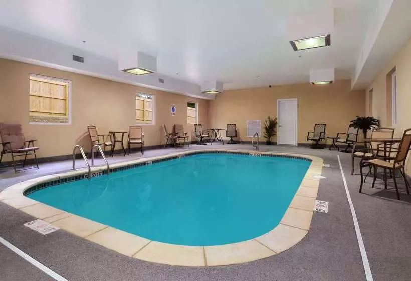 Отель Days Inn & Suites By Wyndham Cabot