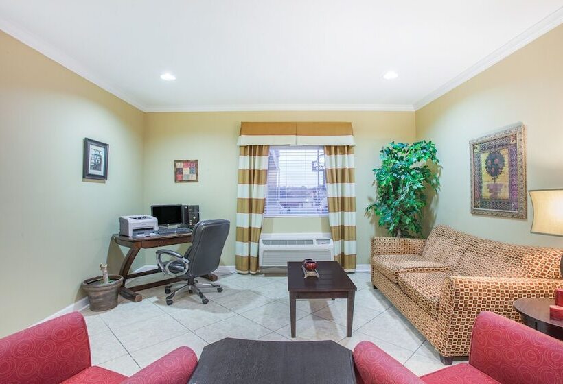 בית מלון כפרי Days Inn & Suites By Wyndham Cabot