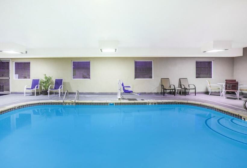 בית מלון כפרי Days Inn & Suites By Wyndham Cabot