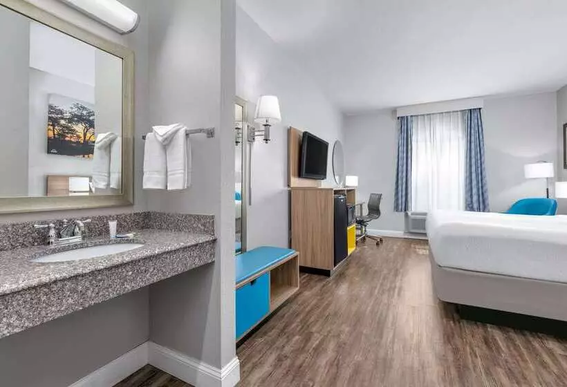 Отель Days Inn & Suites By Wyndham Cabot