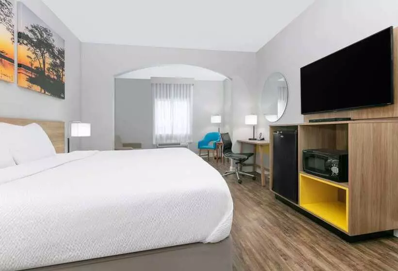 Отель Days Inn & Suites By Wyndham Cabot