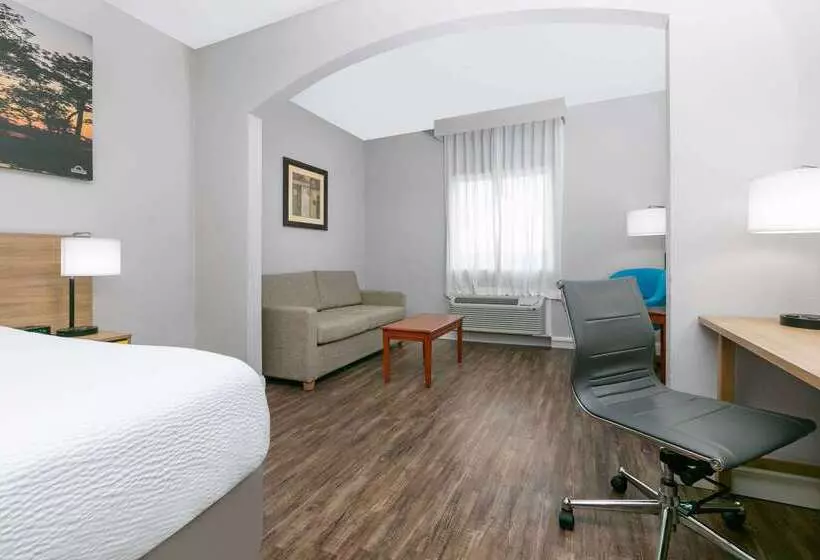 Отель Days Inn & Suites By Wyndham Cabot