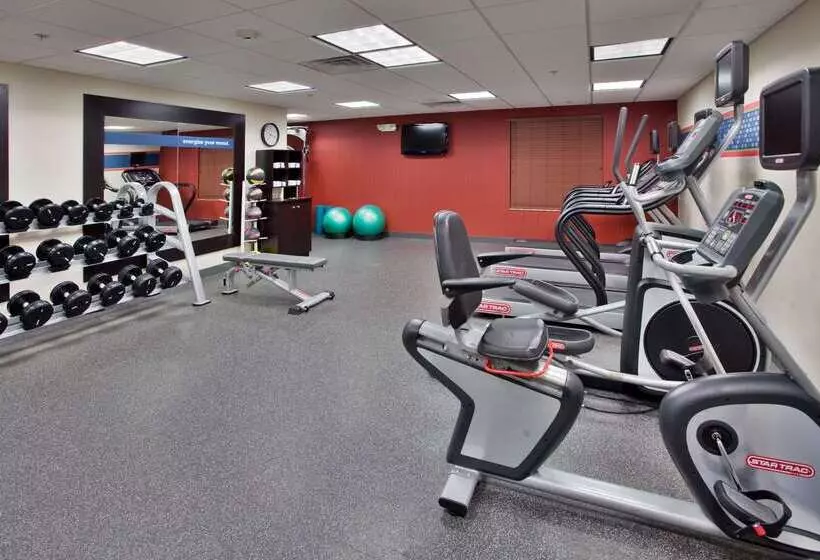 Отель Hampton Inn & Suites Aberdeen