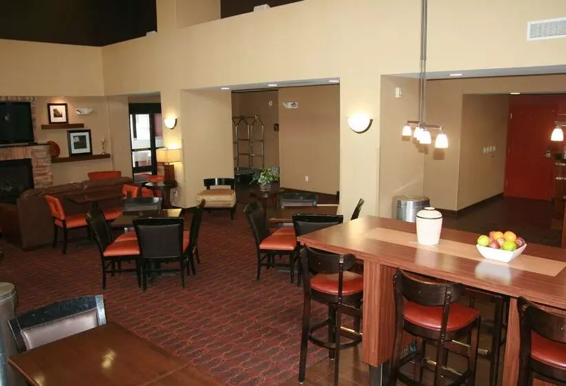 Отель Hampton Inn & Suites Aberdeen