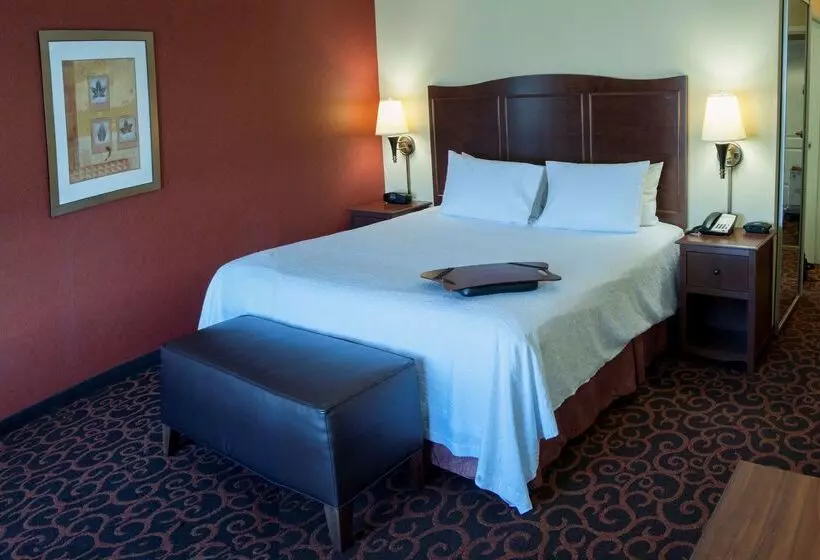 Отель Hampton Inn & Suites Aberdeen
