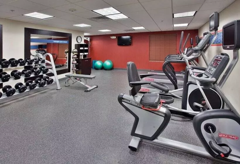 Отель Hampton Inn & Suites Aberdeen