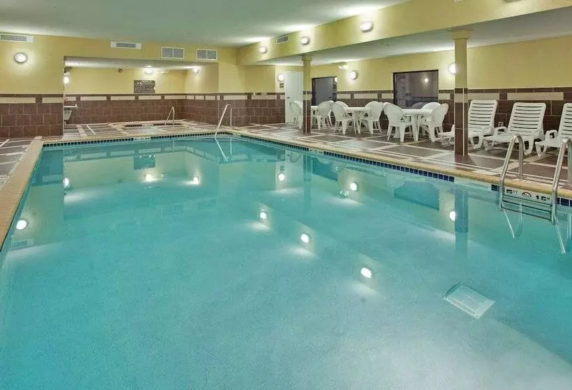 Отель Hampton Inn & Suites Aberdeen