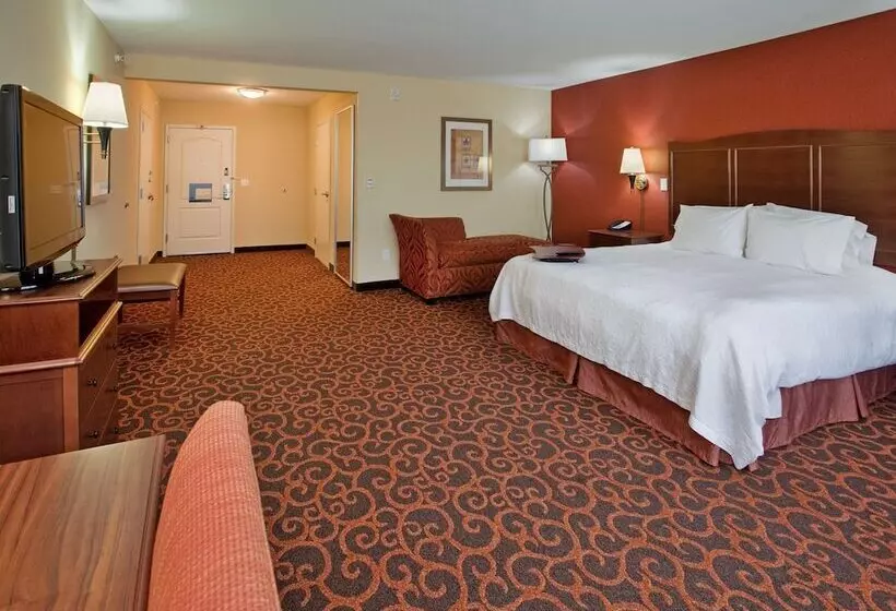 Отель Hampton Inn & Suites Aberdeen
