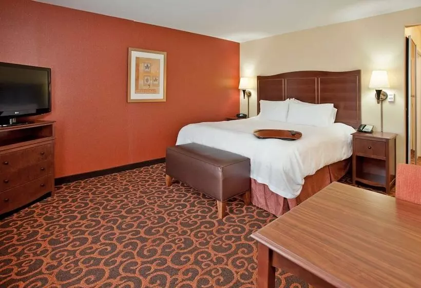 Отель Hampton Inn & Suites Aberdeen