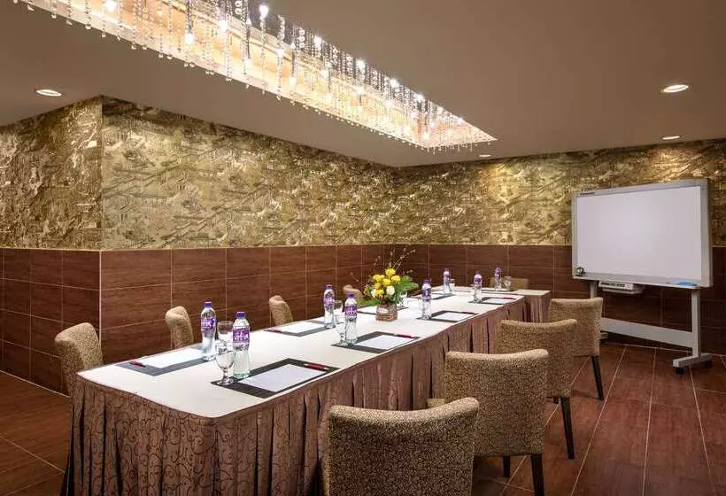 هتل Ramada Hong Kong Harbour View