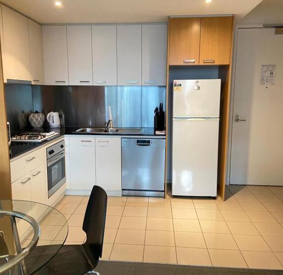 Отель Akom At Docklands