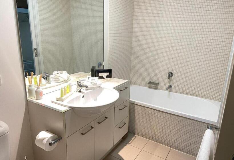 Отель Akom At Docklands