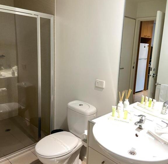 Отель Akom At Docklands