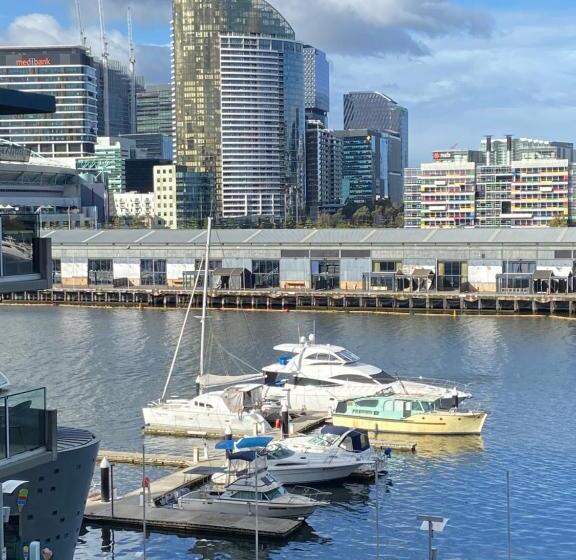 Отель Akom At Docklands