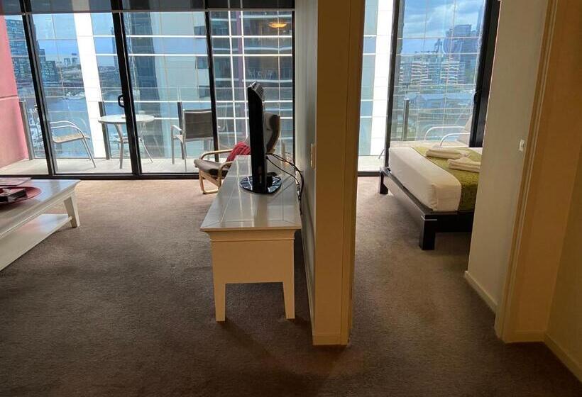 Отель Akom At Docklands