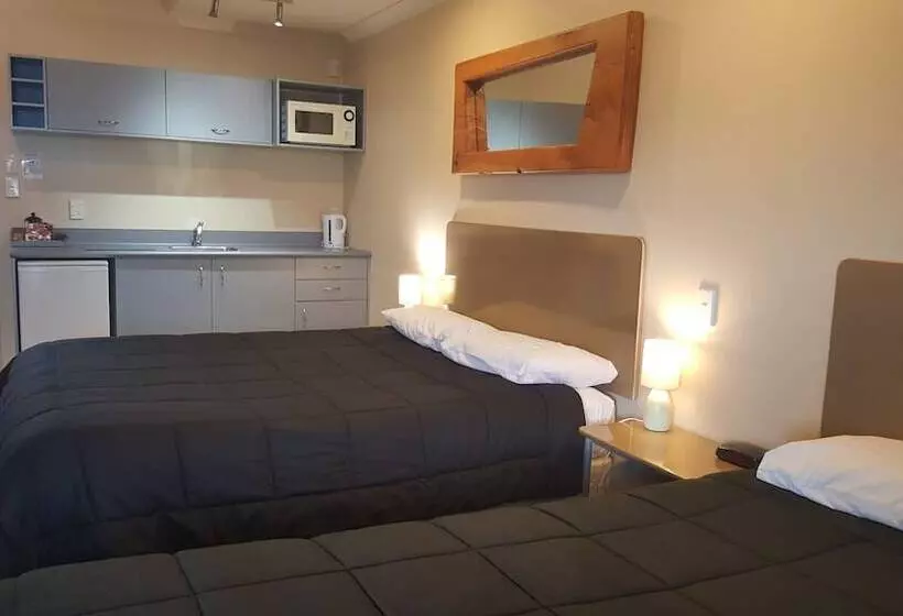 Hotel At The Rocks Motor Lodge